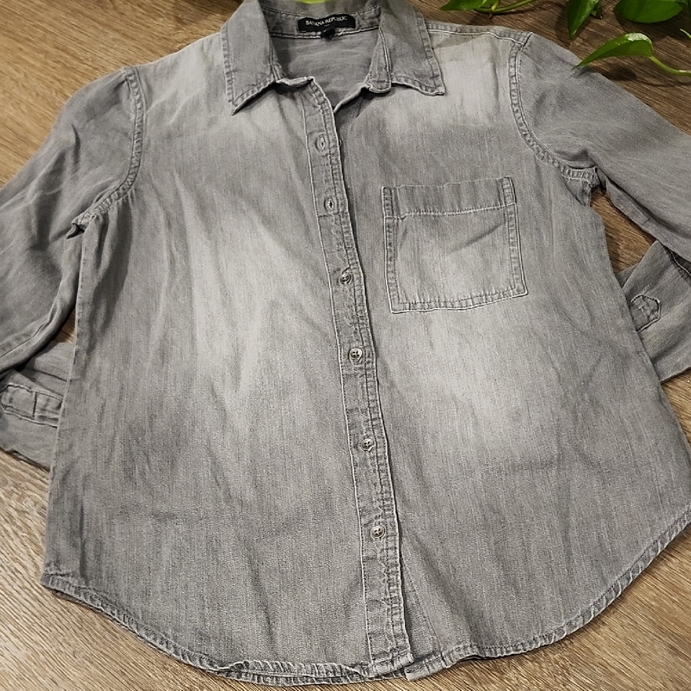 Banana Republic Women's Casual Gray Button-Down Shirt